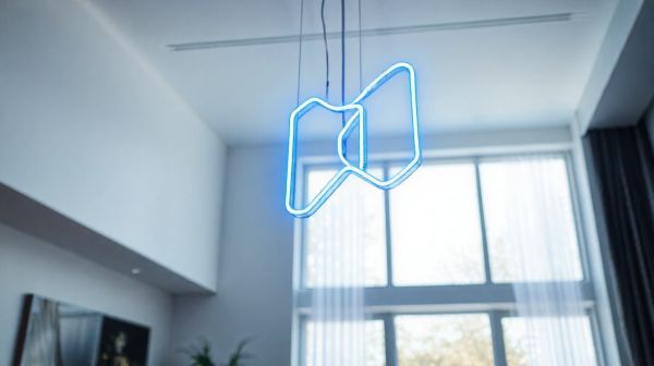 Découvrez les avantages d'un néon fait sur mesure en ligne