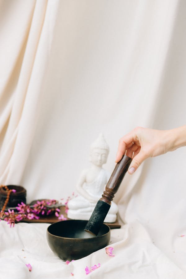 Découvrez les bienfaits des bols chantants tibétains pour la méditation